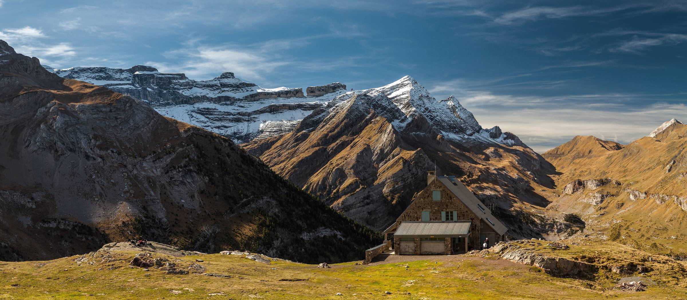 Crêtes des Pyrénées au soleil
