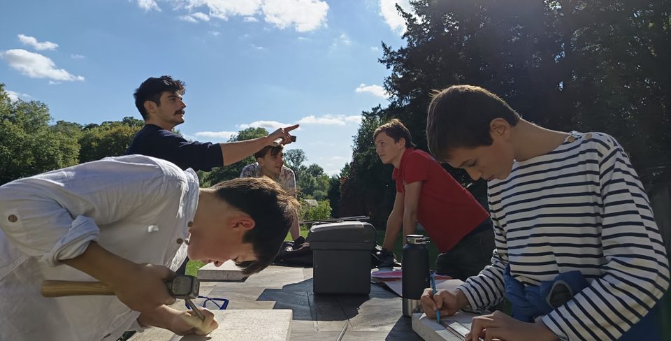 Garçons du Club en activité en plein air