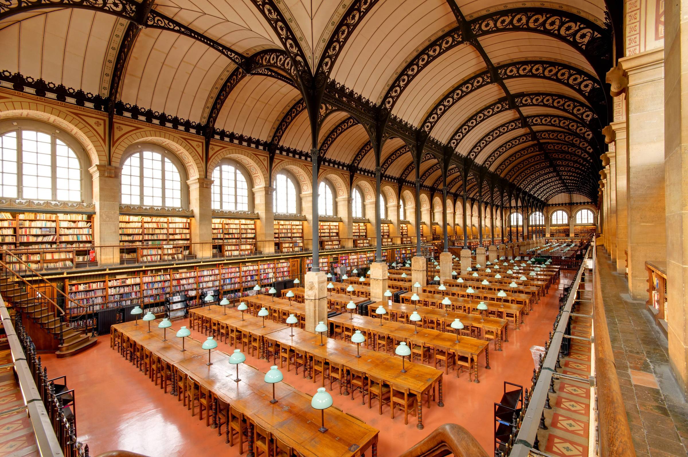 Grande salle de lecture d’une bibliothèque