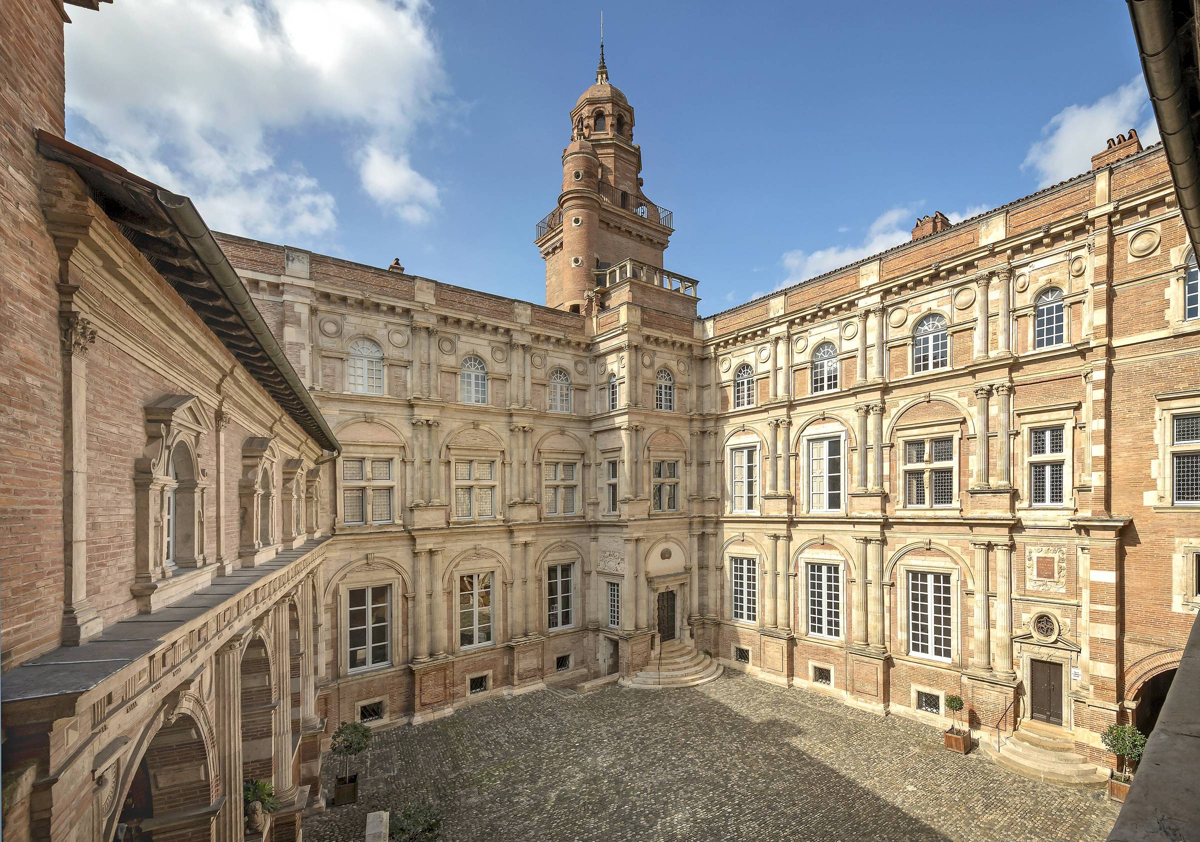 Cour d’honneur en brique toulousaine