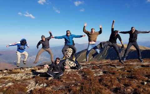 Jeunes professionnels au sommet d’une montagne